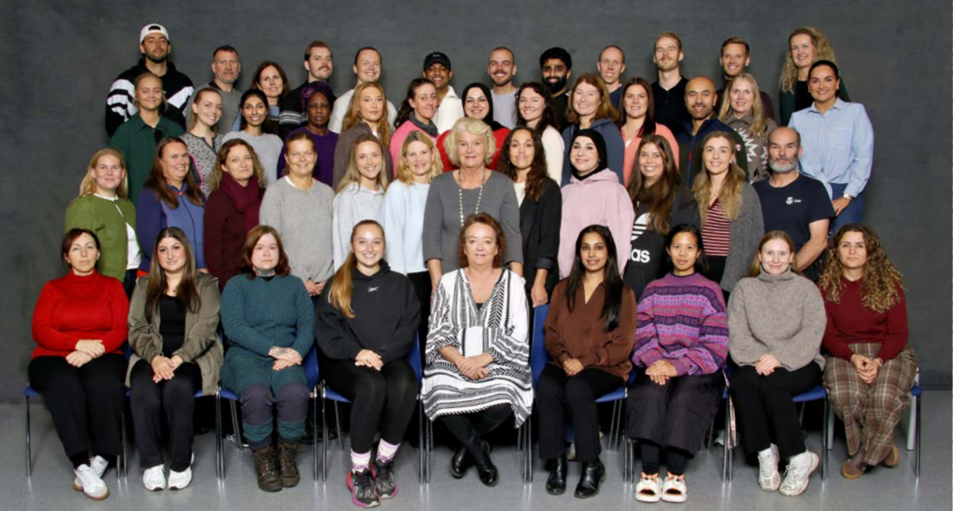 en gruppe mennesker som poserer for et bilde