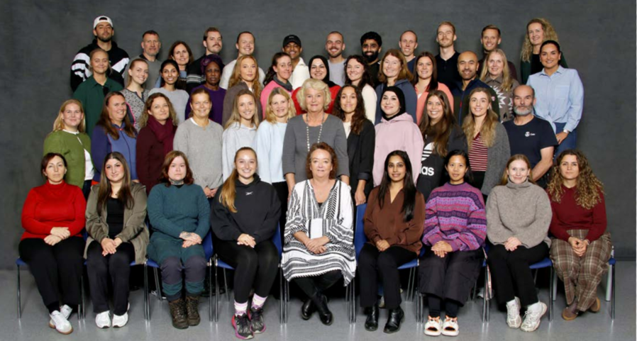 en gruppe mennesker som poserer for et bilde