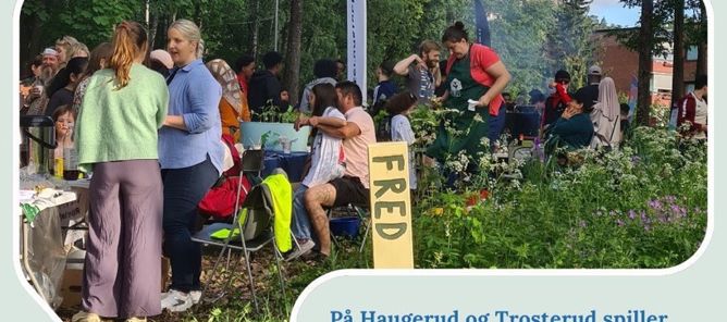 En gruppe mennesker i en hage En gruppe mennesker i en hage