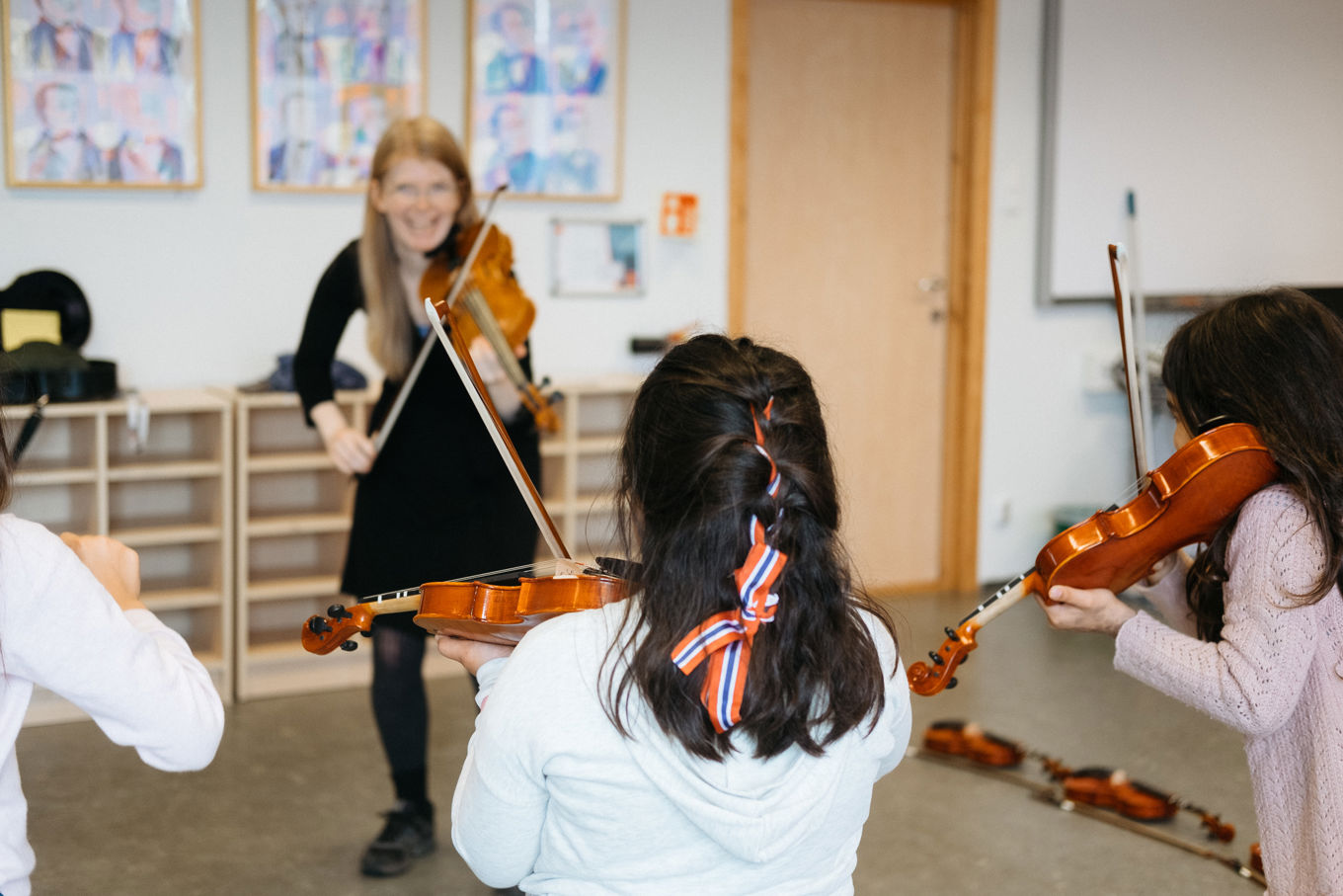 en gruppe mennesker som spiller fiolin
