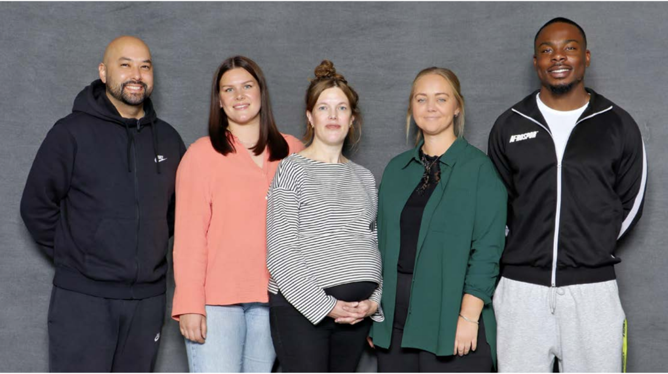 en gruppe mennesker som poserer for et bilde en gruppe mennesker som poserer for et bilde